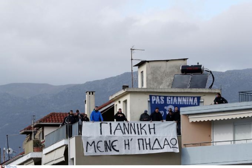 Απίστευτο πανό σε τάρατσα έξω από τους “Ζωσιμάδες”: «Γιαννίκη μείνε ή πηδάω»!