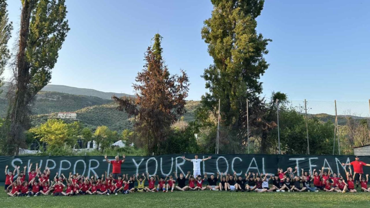 Έκλεισαν τη χρονιά με εκπλήξεις και χαμόγελα στην Ακαδημία της ΑΕ 2002 – Εικόνες