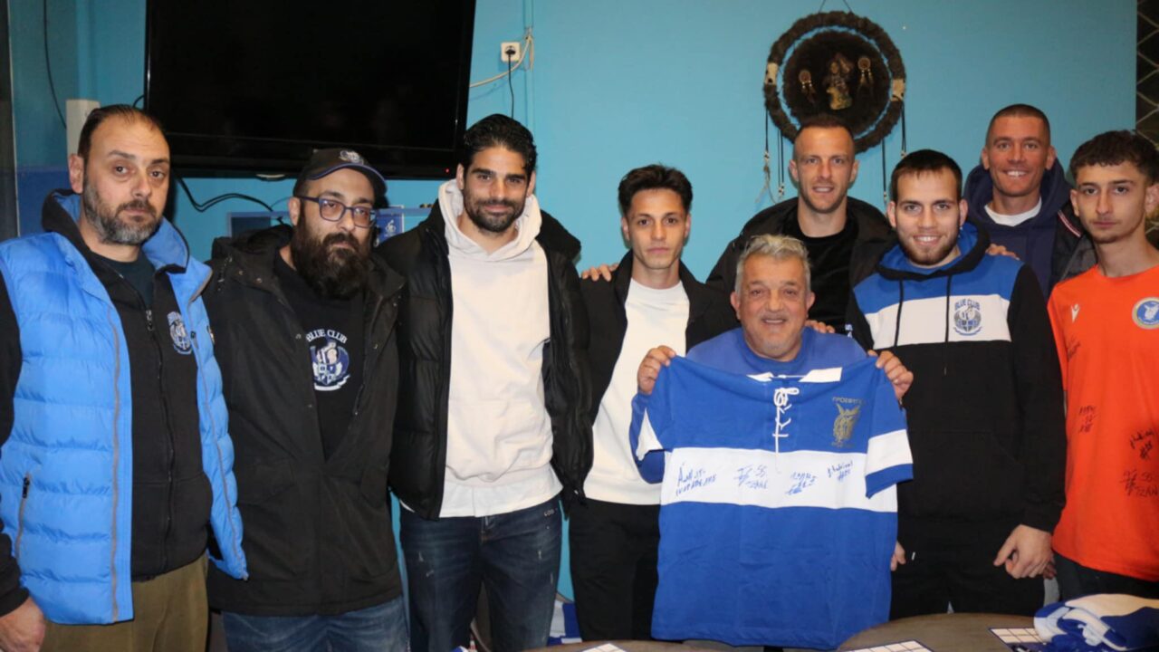 Αυτόγραφα, εισιτήρια και χαμόγελα μοίρασαν οι παίκτες της Νίκης Βόλου (pic/vid)