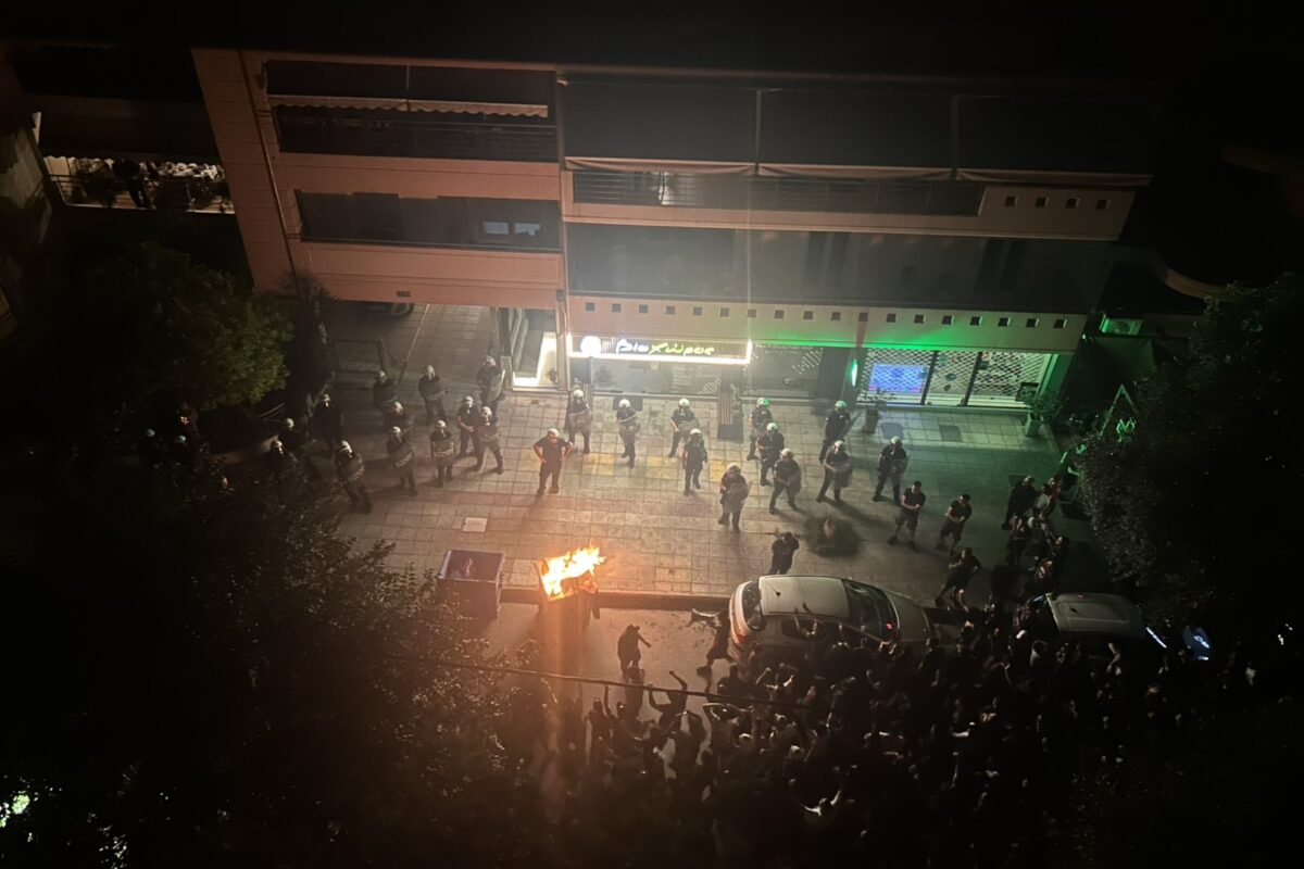 Καζάνι που βράζει η ΑΕΛ – Ένταση και επεισόδια έξω από το σπίτι του Νταβέλη (pic/vid) Καζάνι που βράζει η ΑΕΛ – Ένταση και επεισόδια έξω από το σπίτι του Νταβέλη (pic/vid)