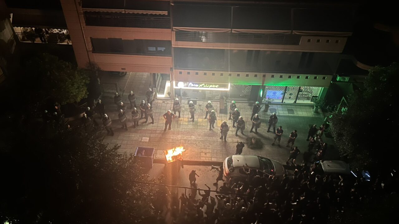 Καζάνι που βράζει η ΑΕΛ – Ένταση και επεισόδια έξω από το σπίτι του Νταβέλη (pic/vid)